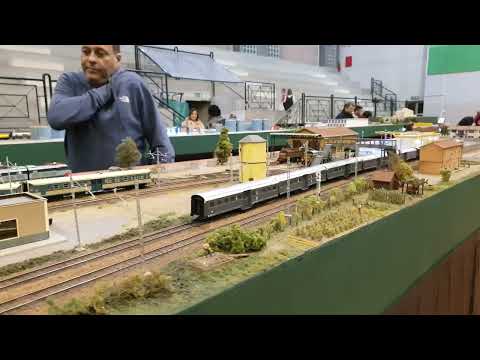 Trenini in mostra Carnate 2022 - plastico GFO - scalo merci con treno azzurro