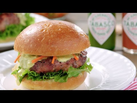 Grelhe como um profissional! Hambúrgueres Banh Mi com maionese verde do Chile e salada de repolho em conserva