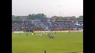 preview picture of video 'PSIM Jogja vs PSS Sleman, Std.Mandala Krida - 12 Februari 2010 (Rusuh Supporter)'
