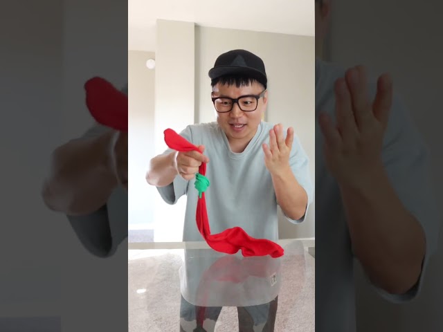 Vídeo relacionado con The Gloves of Grabbing: 4 (The Trouble with Magic Socks)
