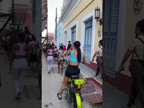 Conga infantil por las calles de Cuba en el pueblo cuna de las parrandas Remedios