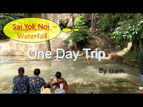 Cachoeira Sai Yok Noi em Karnchanaburi: A ferrovia da morte: A ponte do rio Kwai. Tailândia de trem.