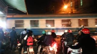 ベトナム ハノイB駅近くの踏切 ハノイ発ラオカイ行き夜行列車