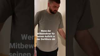 Wenn der Mitbewohner für seinen Auftritt in der Dorfdisco übt!