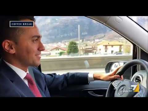Luigi Di Maio ascolta in auto 'Fin che la barca va' di Orietta Berti