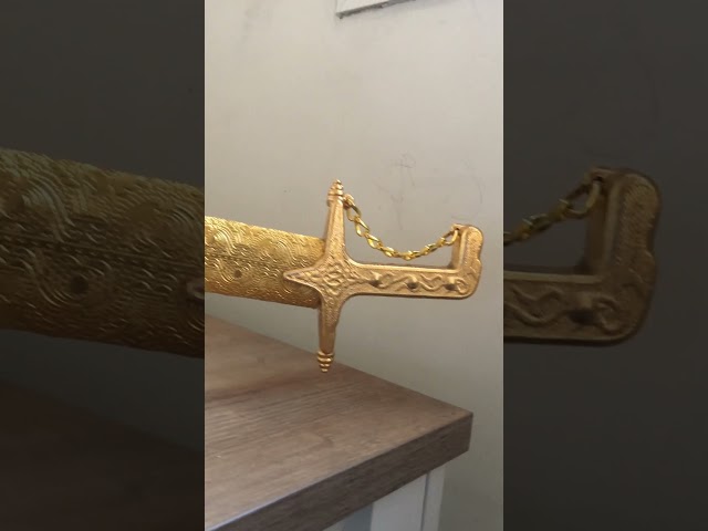 سيف مقبض ذهبي سلسال مع 2 قواعد ذهبية
