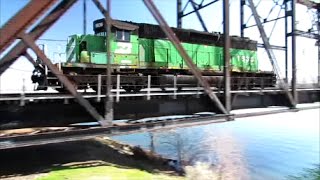 preview picture of video 'BNSF SD40-2 long hood forward across the Columbia River in Pasco WA'