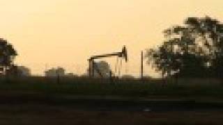 preview picture of video 'Lufkin Mark II Pumpjack During Sunrise'