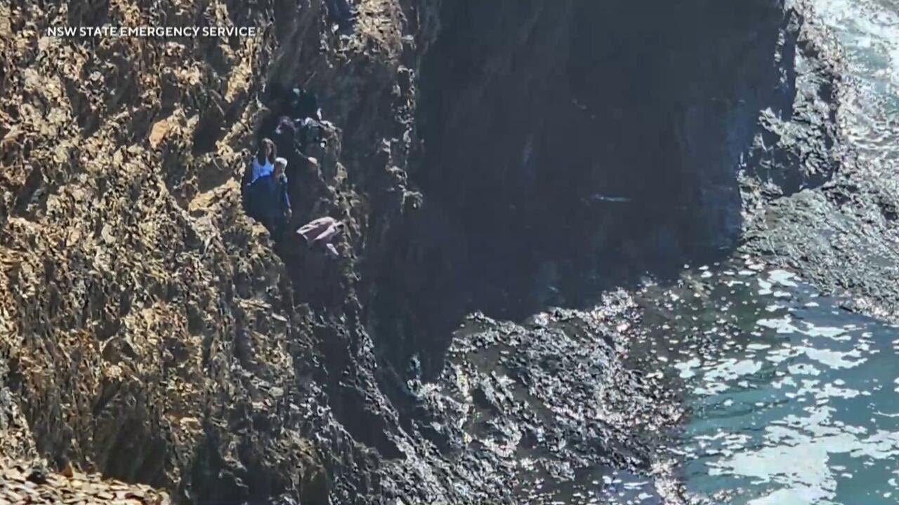 Inside the 3-hour operation to rescue 7 tourists, including 3 kids, from a cliff in Australia