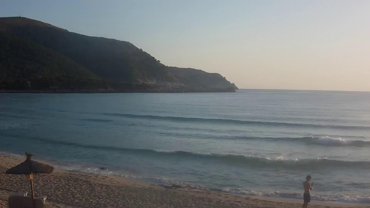 Live webcam view of Bahía y bañistas de Cala Agulla