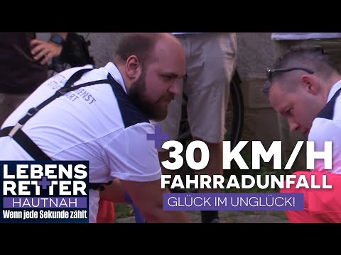 Fahrradfahrer stürzt mit 30 km/h – David & Micha versorgen verletzten Mann | Lebensretter hautnah