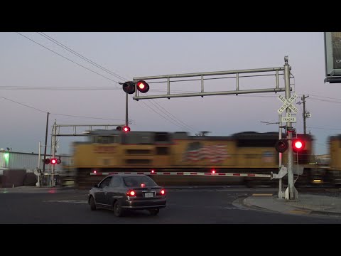 14th Ave. Railroad Crossing, Union Pacific Manifest North, Sacramento CA Video