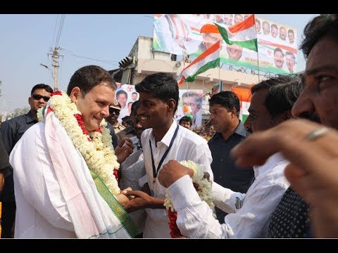 Rahul Gandhi receives a resounding welcome at Gunj Circle, District Raichur, Karnataka