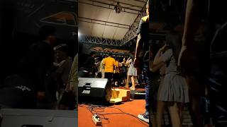 Download lagu dangdut ricuh di atas panggung #shorts mp3