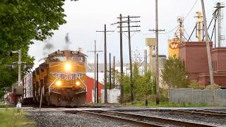 preview picture of video 'Union Pacific 5392 leads train QPDRV through Woodburn, Oregon on 5-1-2012'