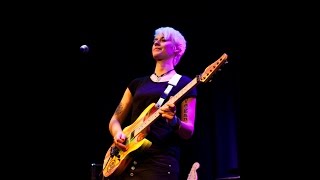 Yasi Hofer & Band performing Faith live at Kammgarn, AT