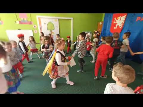 Zabawa ludowa "mam chusteczkę haftowaną" - Przedszkole i Żłobek Pałacyk Malucha w Dębicy