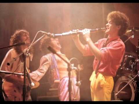En La Cama O En El Suelo - Abuelos de la Nada