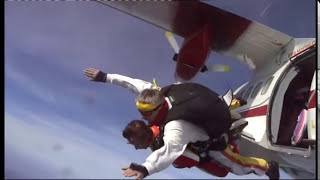 preview picture of video 'Tandemový seskok Prostějov z letadla ve výšce 4 kilometry, volný pád 19.10.2008 spoluobčané'