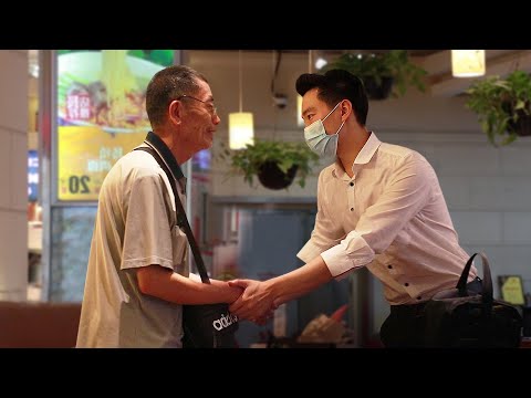 當老人向陌生人提出想要拼桌吃飯，大家的舉動令人淚目