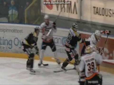 Ville Viitaluomalle ulosajo poikittaisesta mailasta 16.2.2013 Saipa-HPK
