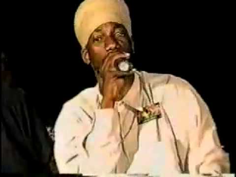 Sizzla never before seen footage{PERFORMANCE IN HALF WAY TREE 2000}