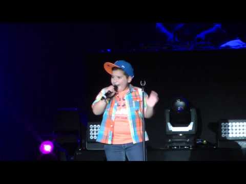 Salvatore (10) singt I have nothing von Whitney Houston auf dem The Voice Kids Konzert