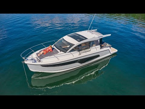 The Sealine C335 sporty yacht