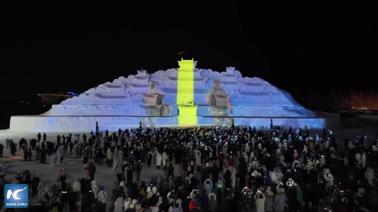 Gigantesca escultura de nieve da vida a novedosas escenas en el noreste de China