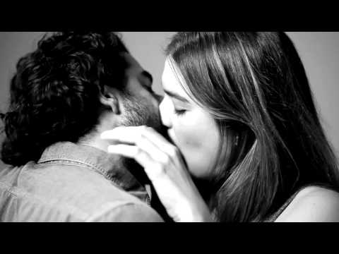 WHAT'S VIRAL: FIRST KISS il bacio tra sconosciuti