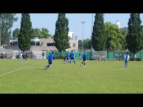 PVC bouwt via Amine en Hamza, een Elinkwijk verdediger grijpt in.