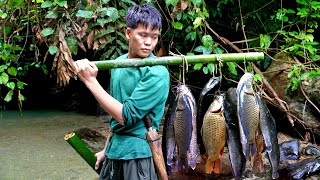 Download lagu Kehidupan di alam liar, masuk ke sungai di hutan lebat, menangkap ikan di sungai, mengawetkan ikan. mp3