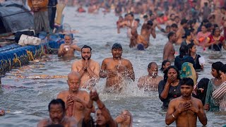Miles de fieles hindúes se dan un baño ritual en el Sangam durante el festival Magh Mela