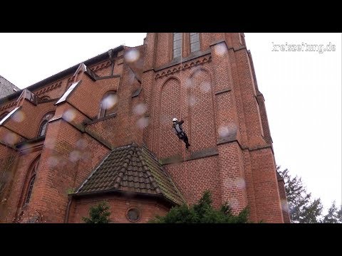 Spektakuläre Aktion in Syke: Pastor Kopp klettert Christuskirche hinauf