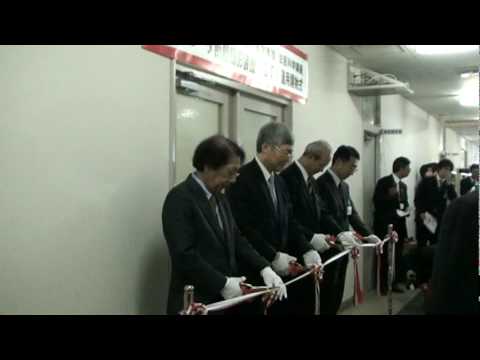 テープカットの様子【22.5.11　秋田大、法医科学講座にCT導入】