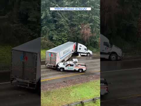 BLOQUEO TOTAL: CAMIÓN ARTICULADO SE 