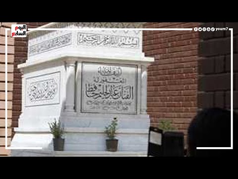 محبو العندليب عبدالحليم حافظ يلتفون حول قبره ويتلون القرآن بذكرى رحيله