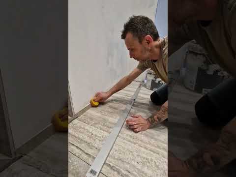 come applicare battiscopa in gres. #ristrutturazione #edilizia #ristrutturazionecasa #cantiere