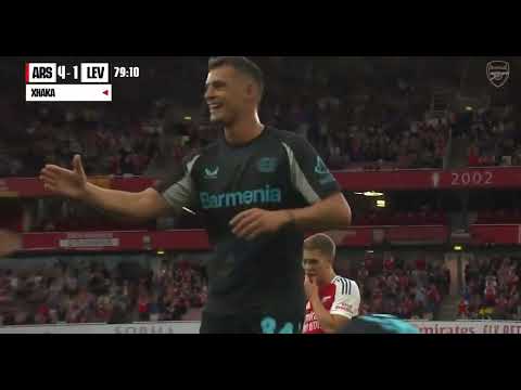 Granit Xhaka receives a standing ovation from the Emirates 🤝🏾#afc #EmiratesCup @arsenal