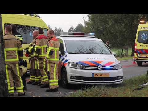 Auto met vrouw en kinderen botst tegen boom in Vaassen