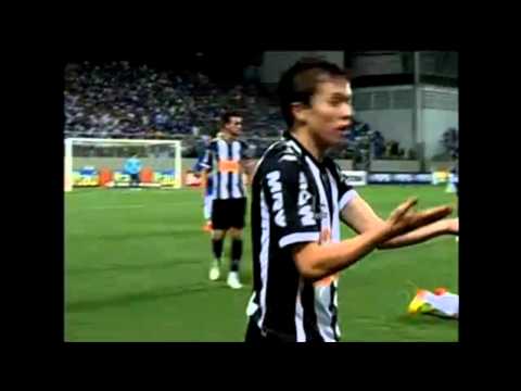 Bernard e Leandro Guerreiro briga por bolo no campo (CRUZEIRO 2 X 2 ATLETICO-MG) 26/08/2012 em HD