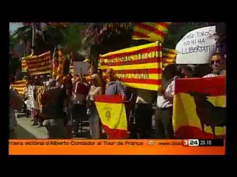 La Voz de Barcelona - vozbcn.com - Taurinos y antitaurinos se enfrentan ante La Monumental