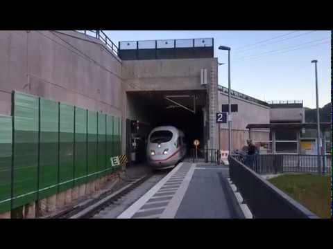 Durchfahrt eines ICE am Haltepunkt Heigenbrücken