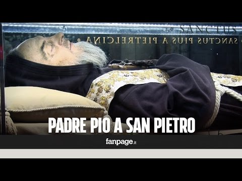 Padre Pio arriva a San Pietro, folla di fedeli alla processione