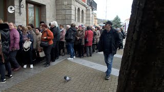 Пенсионери чакат на опашка за картите за градския транспорт на Хасково, които вече струват 1 евро
