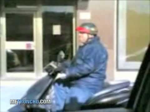 Viejo cantando en moto La Puerta de Alcala