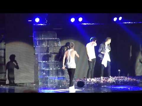 One Direction - TMHT - Paris - 29/04/13 - Live While We're Young (balloons) / Niall's speech