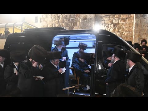 Belzer Rebbe Visiting The Kosel | האדמו"ר מבעלזא התפלל מתוך הרכב בכותל המערבי