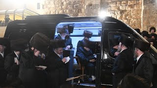 Belzer Rebbe Visiting The Kosel | האדמו"ר מבעלזא התפלל מתוך הרכב בכותל המערבי
