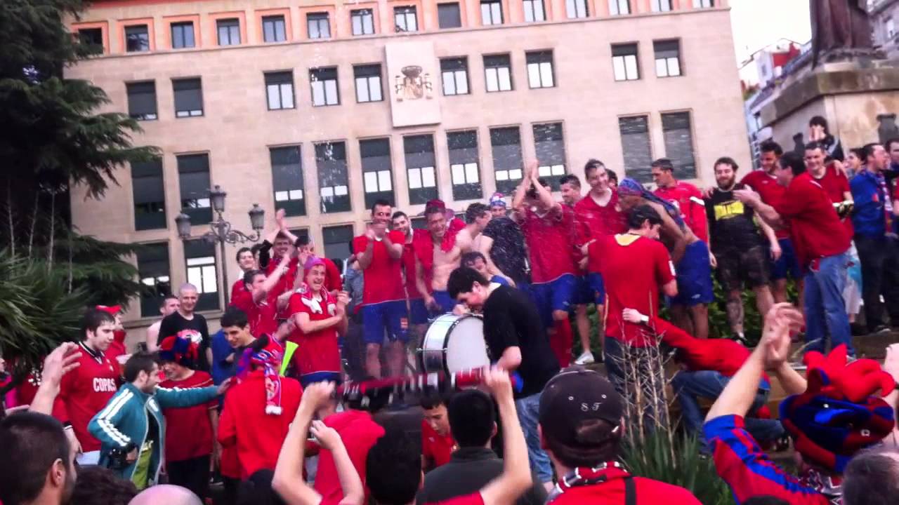 Celebracion Ascenso CD Ourense a 2ªB en la fuente.